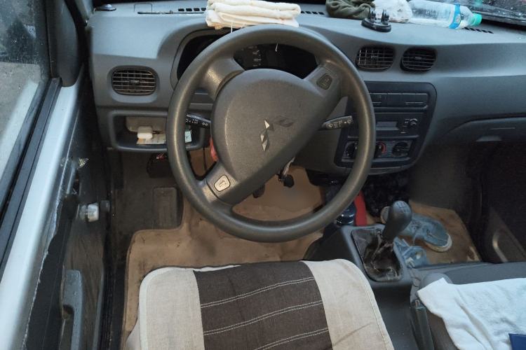 Used Wuling Zhiguang 2010 1.0L New Version Practical Short-Body L2Y Steering Wheel
