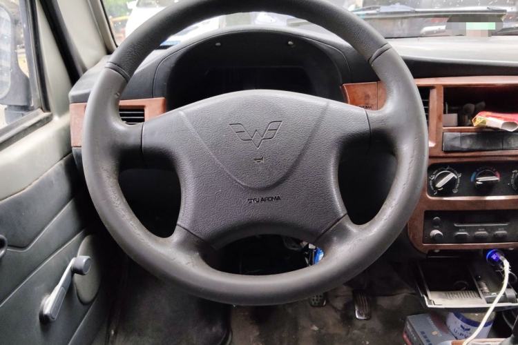 Used Wuling Zhiguang 2010 1.2L New Edition Practical Long-Body LAQ Steering Wheel