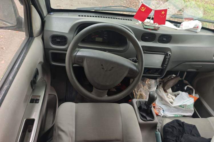 Used Wuling Zhiguang 2010 1.0L New Version Liye Style with Shorter Body Steering Wheel