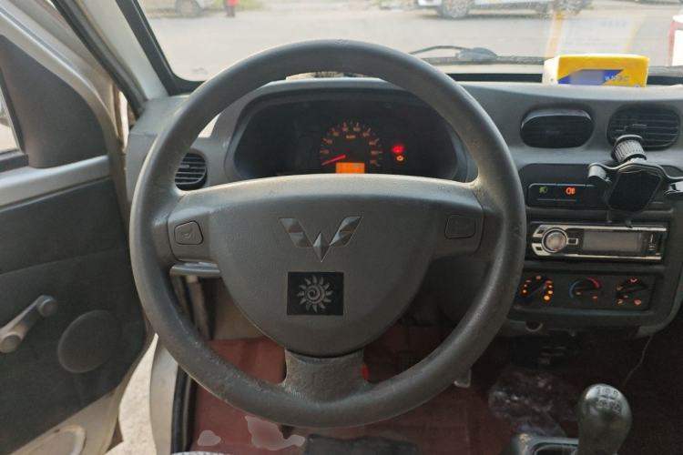 Used Wuling Zhiguang 2010 1.2L New Edition Practical Long-Body LAQ Steering Wheel
