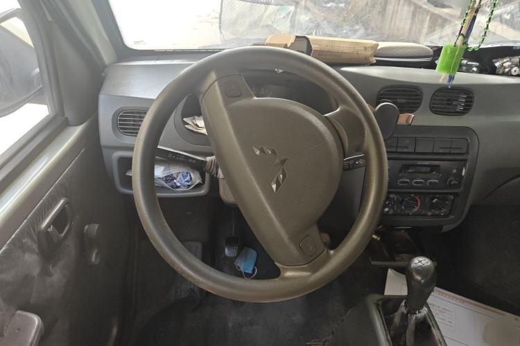 Used Wuling Zhiguang 2010 1.0L New Version Practical Short-Body L2Y Steering Wheel