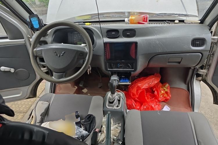 Used Wuling Zhiguang 2010 1.0L New Version Practical Short-Body L2Y Center Console