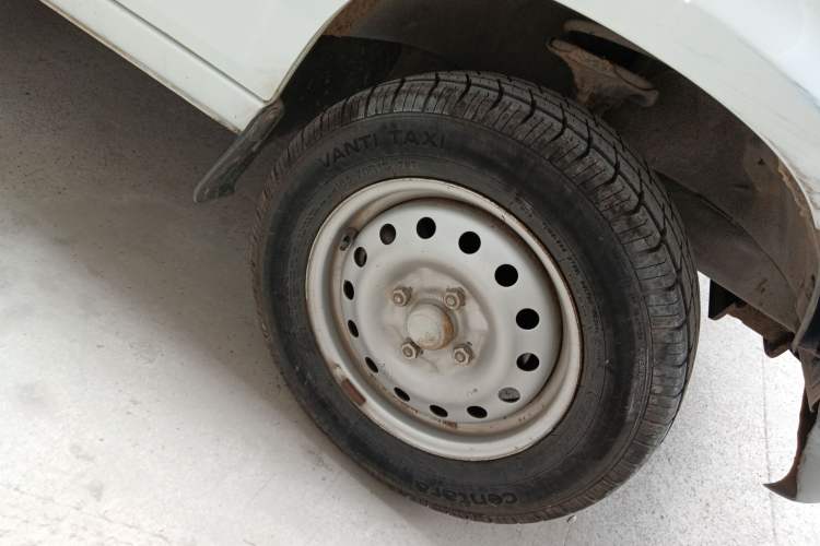 Used Wuling Zhiguang 2010 1.0L New Version Practical Edition with Short Body Right Front Wheel Hub