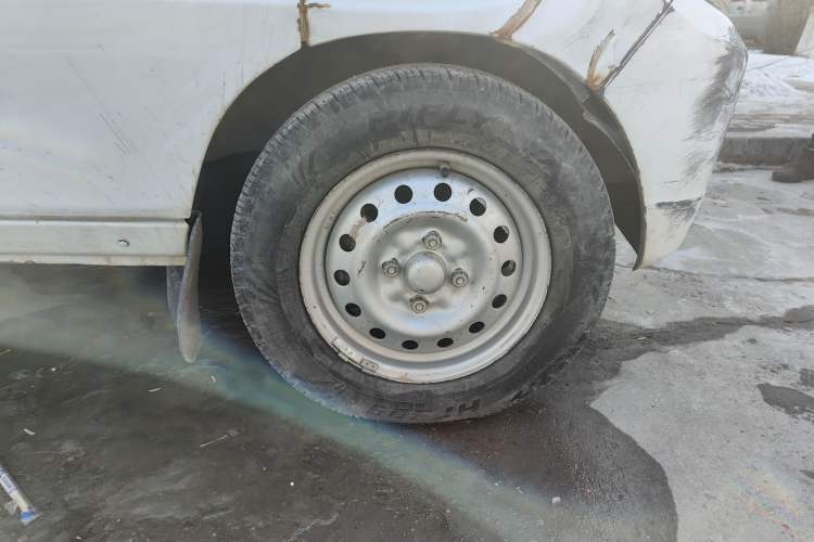 Used Wuling Zhiguang 2010 1.0L New Version Practical Edition with Short Body Right Front Wheel Hub