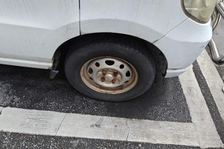 Used Wuling Zhiguang 2010 1.1L New Standard Version I Long Body LXA Right Front Wheel Hub