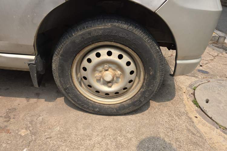 Used Wuling Zhiguang 2010 1.0L New Version Practical Short-Body L2Y Right Front Wheel Hub