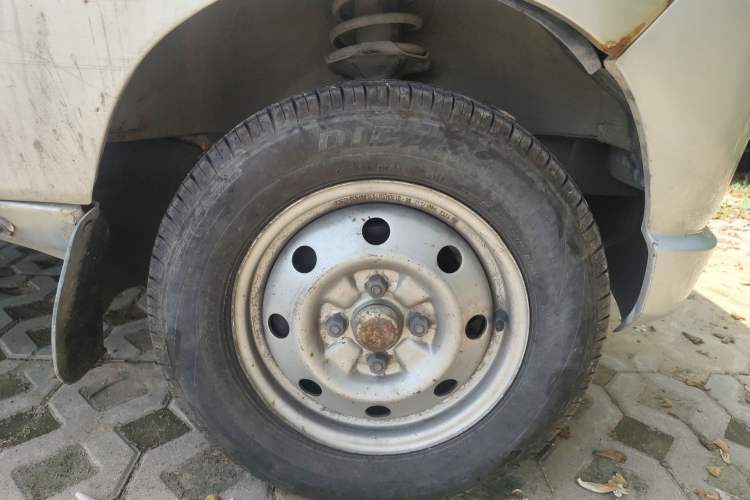 Used Wuling Zhiguang 2010 1.0L Liye Edition Right Front Wheel Hub