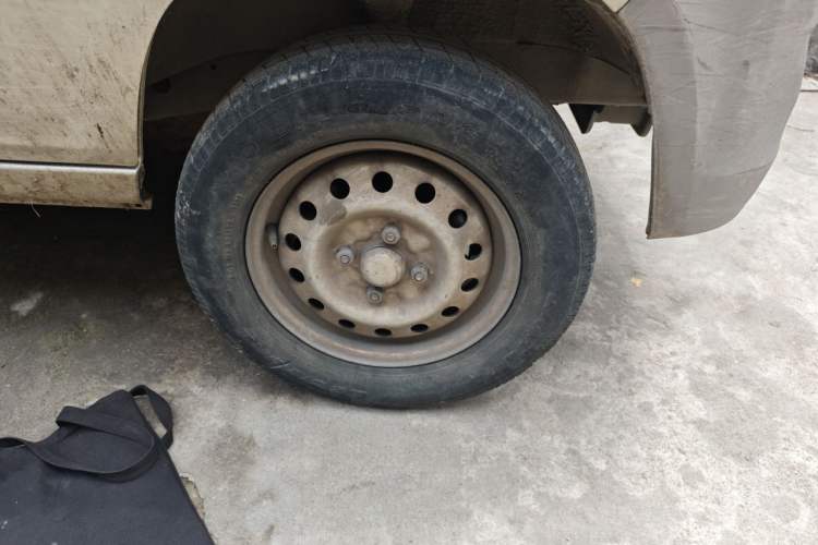 Used Wuling Zhiguang 2013 1.0L Practical Version Right Front Wheel Hub