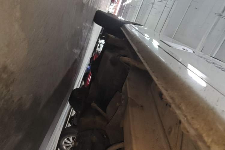 Used Wuling Zhiguang 2013 1.0L Practical Version Chassis Front Right