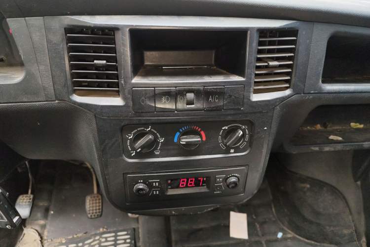Used Wuling Zhiguang 2013 1.0L Practical Version Audio And AC Panel