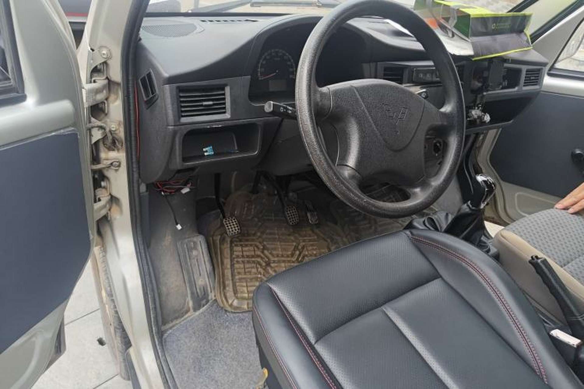 Used Wuling Zhiguang 2013 1.0L Practical Version Center Console