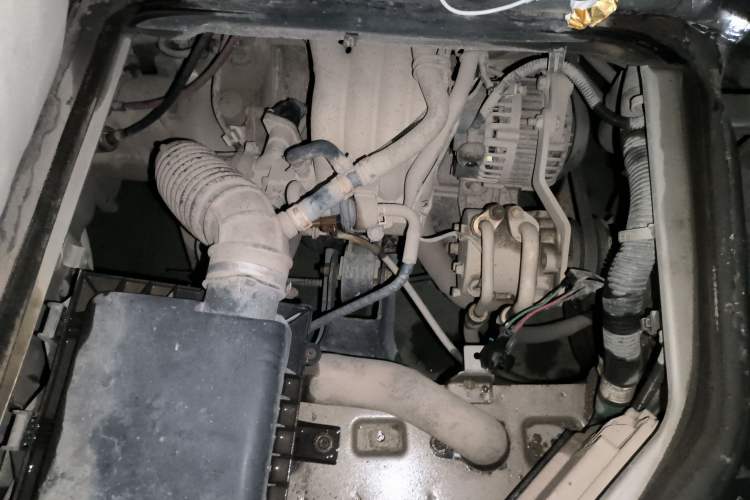 Used Wuling Zhiguang 2013 1.0L Practical Version Engine Bay Left