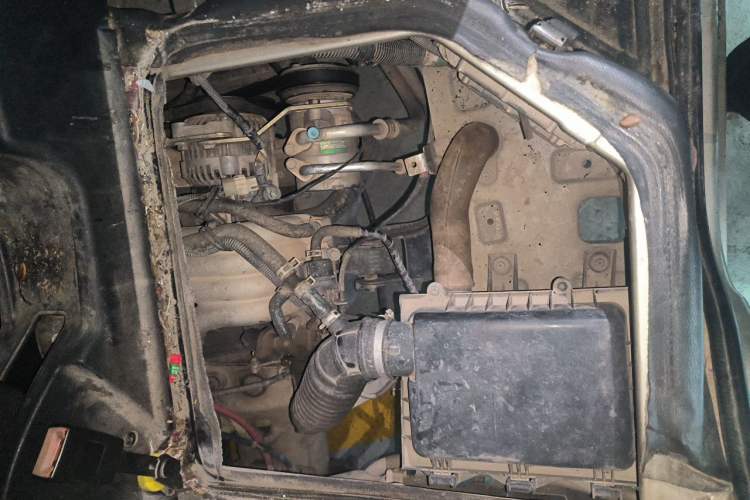 Used Wuling Zhiguang 2013 1.0L Practical Version Engine Bay Left