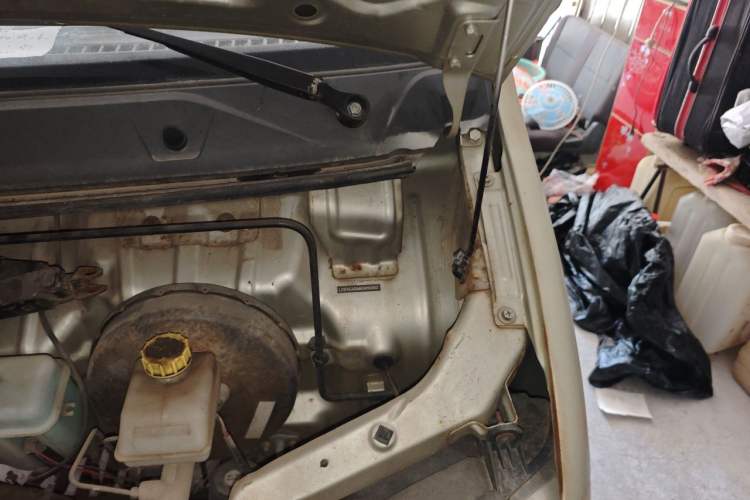 Used Wuling Zhiguang 2013 1.0L Practical Version Engine Bay Left
