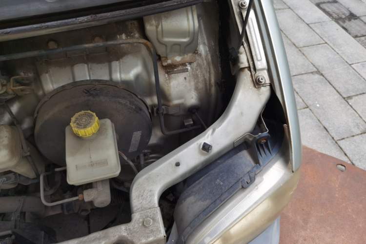 Used Wuling Zhiguang 2013 1.0L Practical Version Engine Bay Left
