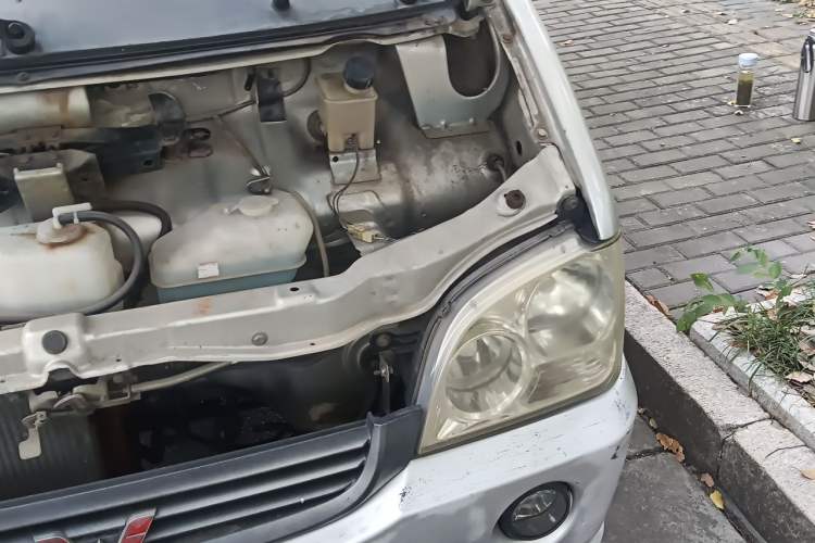 Used Wuling Zhiguang 2013 1.0L Practical Version Engine Bay Left
