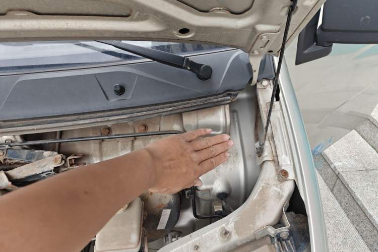 Used Wuling Zhiguang 2013 1.0L Practical Version Engine Bay Left