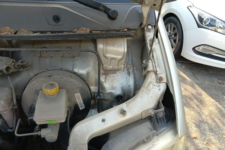 Used Wuling Zhiguang 2013 1.0L Base Version Engine Bay Left