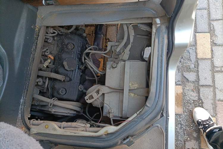 Used Wuling Zhiguang 2013 1.0L Practical Version Engine Bay Left