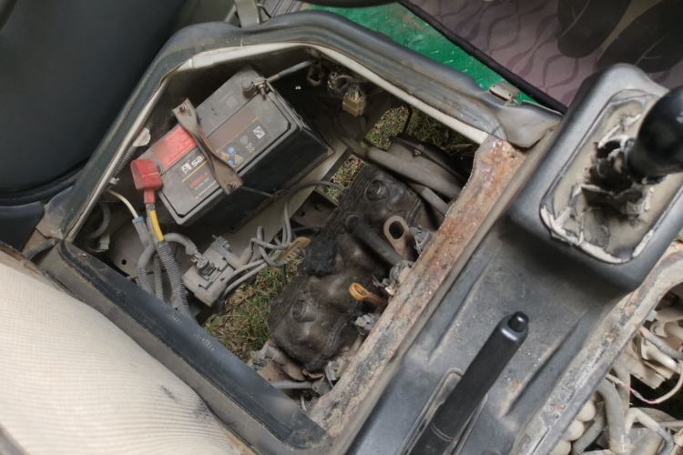 Used Wuling Zhiguang 2013 1.0L Practical Version Engine Bay Left