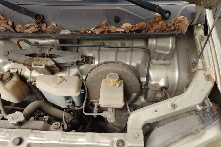 Used Wuling Zhiguang 2013 1.0L Practical Version Engine Bay Left