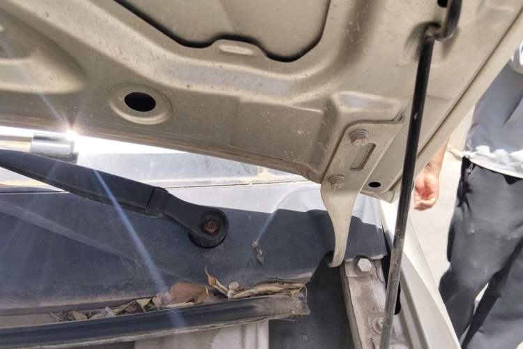 Used Wuling Zhiguang 2013 1.0L Practical Version Engine Bay Left