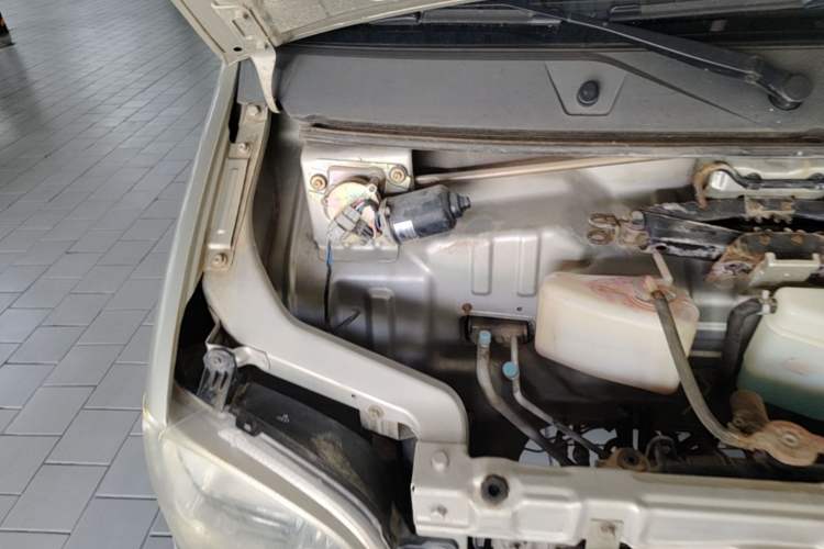 Used Wuling Zhiguang 2013 1.0L Base Version Engine Bay Right