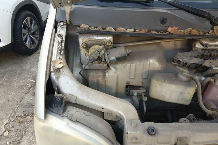 Used Wuling Zhiguang 2013 1.0L Base Version Engine Bay Right