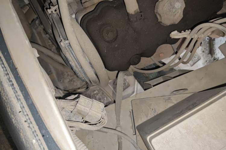 Used Wuling Zhiguang 2013 1.0L Practical Version Engine Bay Right