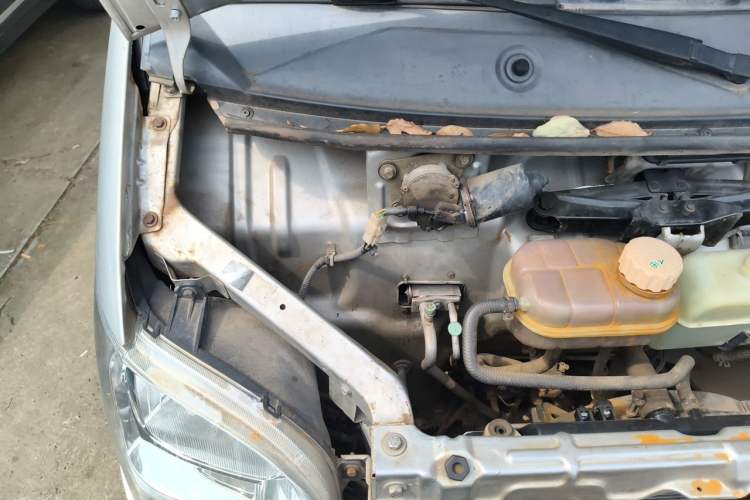 Used Wuling Zhiguang 2013 1.0L Practical Version Engine Bay Right