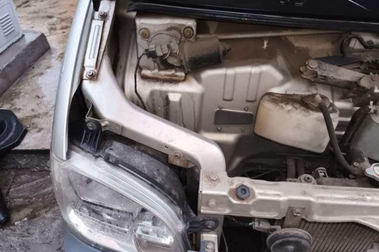 Used Wuling Zhiguang 2013 1.0L Base Version Engine Bay Right