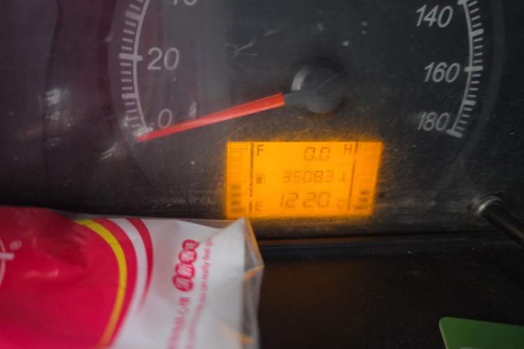 Used Wuling Zhiguang 2013 1.0L Practical Version Odometer Close Up