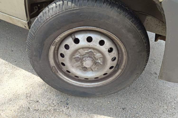 Used Wuling Zhiguang 2013 1.0L Practical Version Right Front Wheel Hub