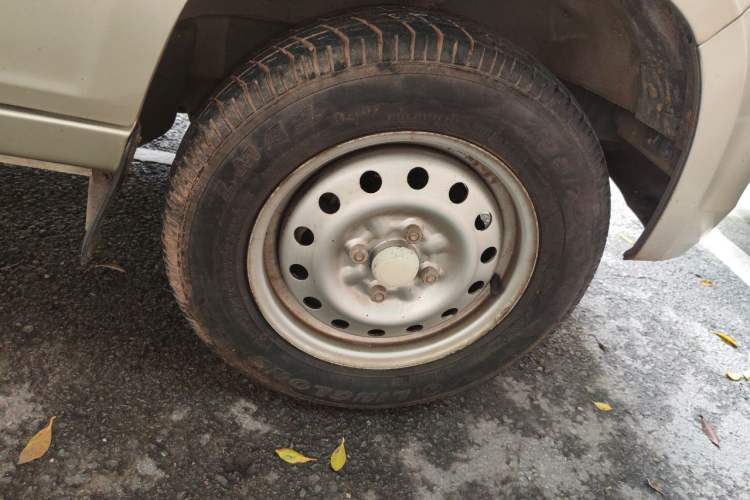 Used Wuling Zhiguang 2013 1.0L Practical Version Right Front Wheel Hub
