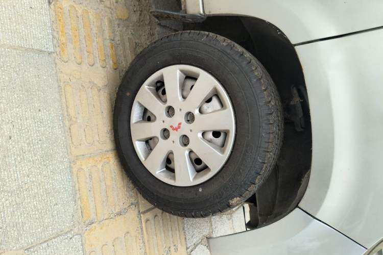 Used Wuling Zhiguang 2013 1.0L Practical Version Right Front Wheel Hub