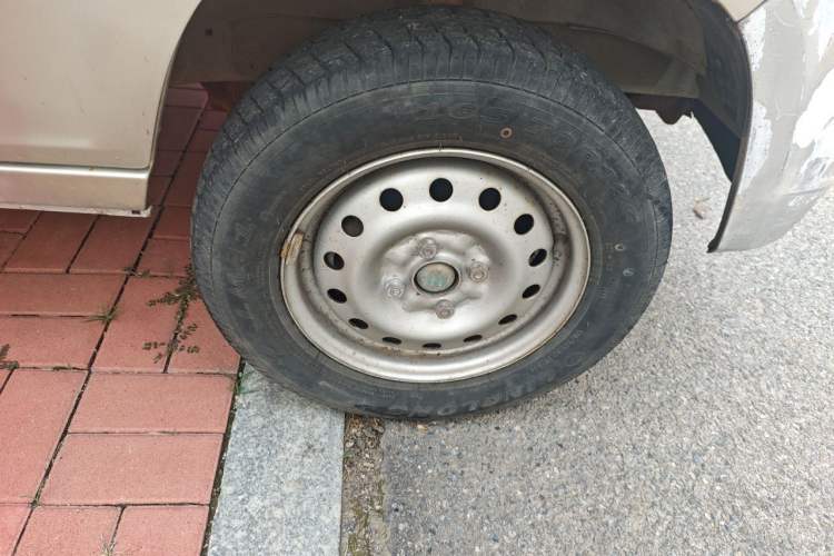 Used Wuling Zhiguang 2013 1.0L Practical Version Right Front Wheel Hub