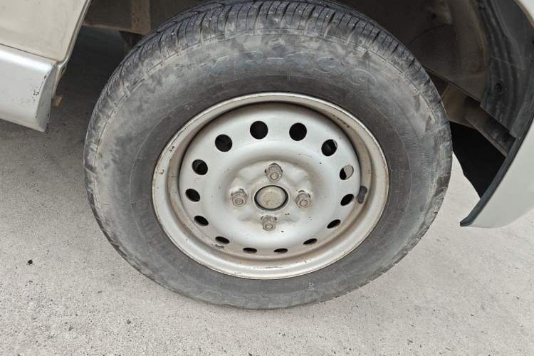 Used Wuling Zhiguang 2013 1.0L Practical Version Right Front Wheel Hub