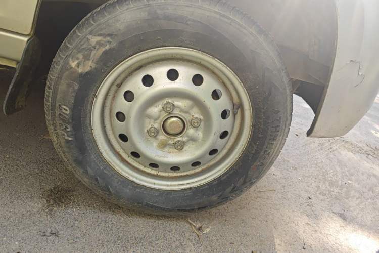 Used Wuling Zhiguang 2013 1.0L Practical Version Right Front Wheel Hub