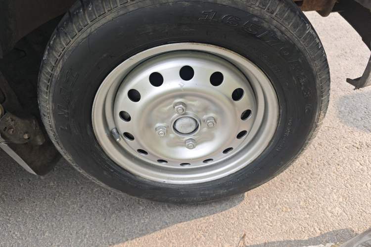Used Wuling Zhiguang 2013 1.0L Practical Version Right Front Wheel Hub