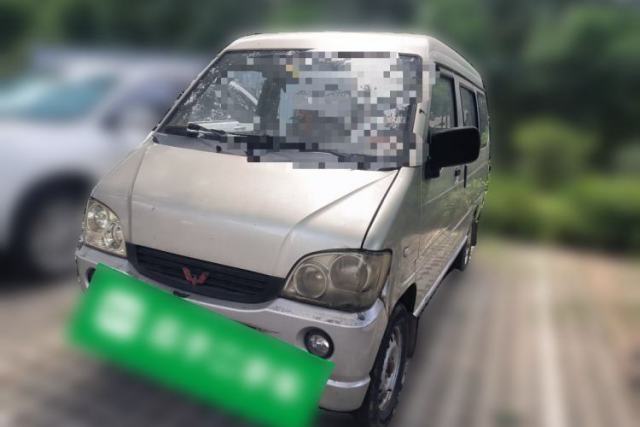 Used Wuling Zhiguang 2013 model, 1.0-liter, manual transmission, 7 seats, no sunroof.