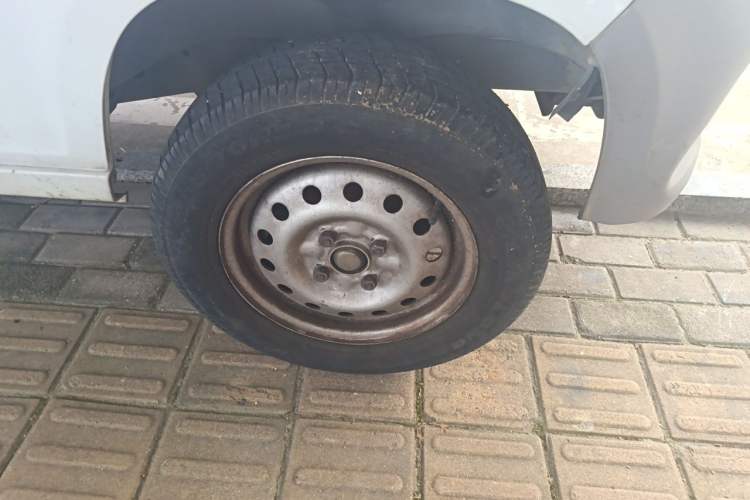 Used Wuling Zhiguang 2013 1.0L Practical Version Right Front Wheel Hub
