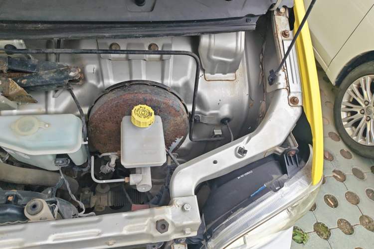 Used Wuling Zhiguang 2013 1.0L Practical Version Engine Bay Left