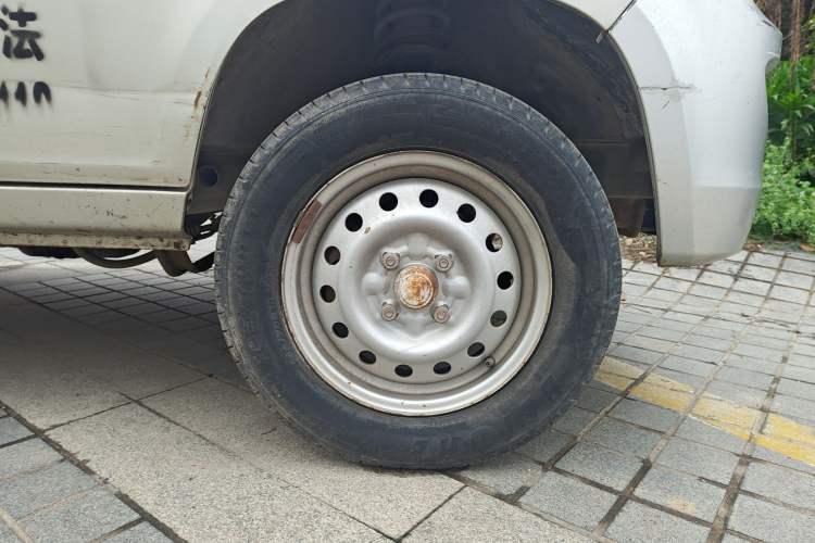 Used Wuling Zhiguang 2013 1.0L Practical Version Right Front Wheel Hub
