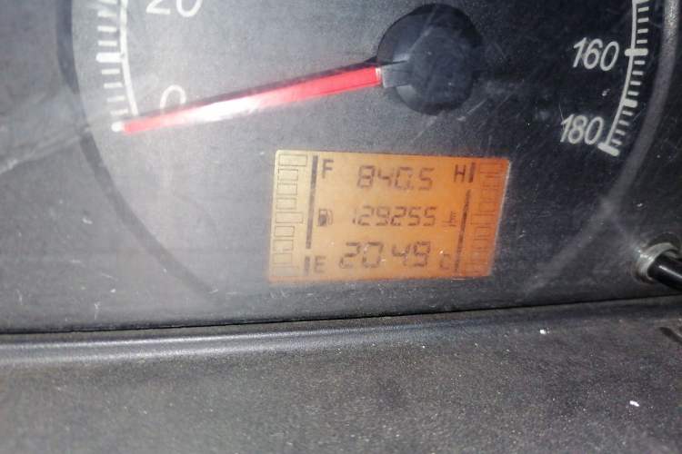 Used Wuling Zhiguang 2014 1.2L Extended Version LD6 Odometer Close Up