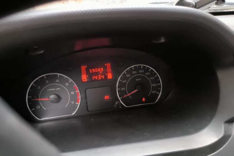 Used Wuling Zhiguang 2015 1.2L S Practical Model LSI Odometer Close Up