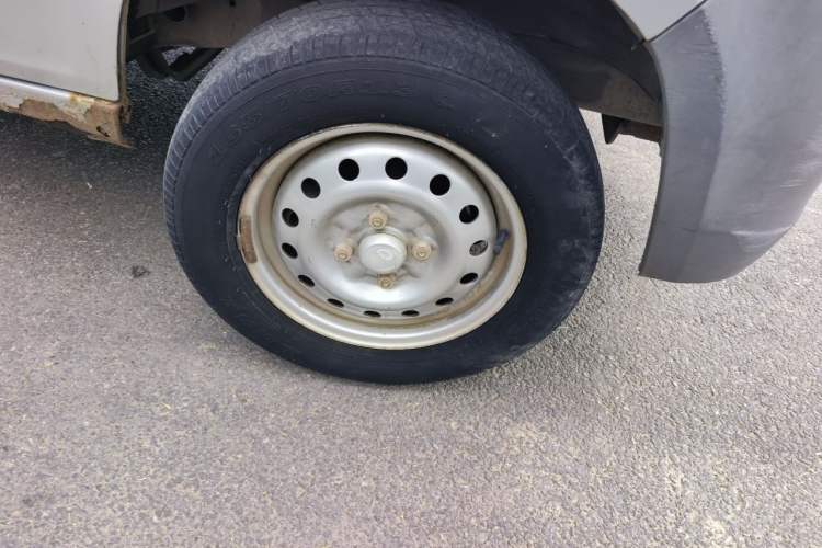 Used Wuling Zhiguang 2015 1.2L Practical LS-I Model Right Front Wheel Hub