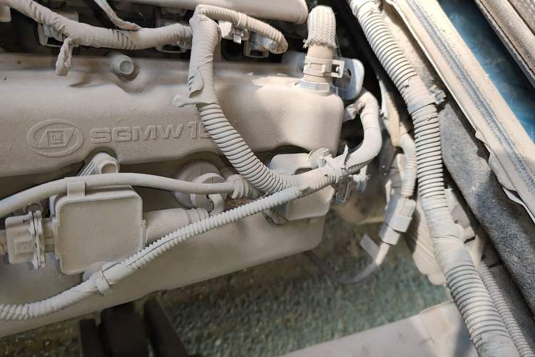 Used Wuling Zhiguang 2015 1.2L Practical LS-I Model Engine Bay Left