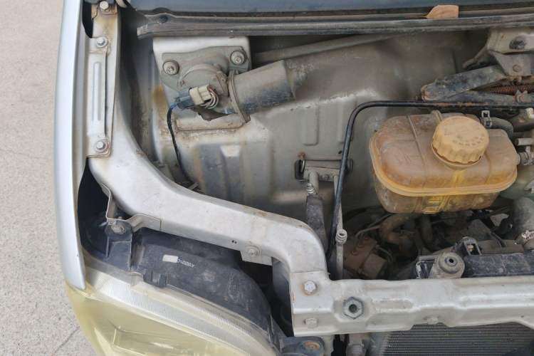 Used Wuling Zhiguang 2015 1.2L Standard Model LSI Engine Bay Right