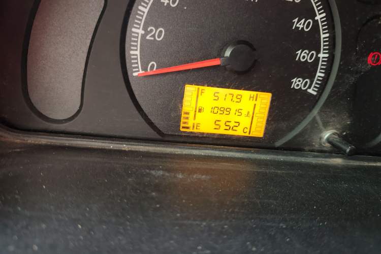 Used Wuling Zhiguang 2015 1.2L Practical LS-I Model Odometer Close Up