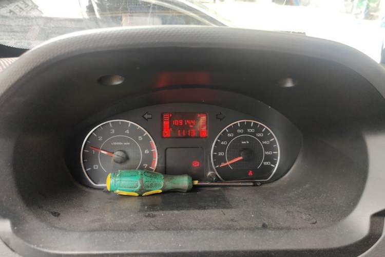 Used Wuling Zhiguang 2015 1.2L S Practical Model LSI Odometer Close Up